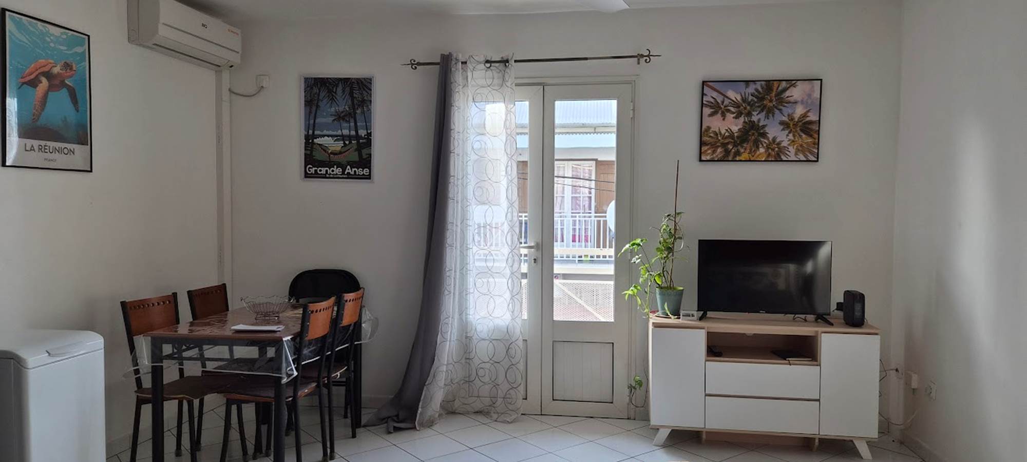 T2 Le frangipanier séjour, climatiseur, ventilateur plafond