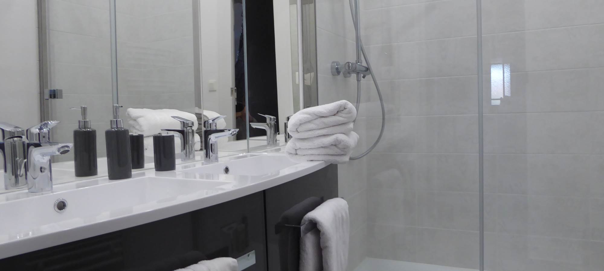 Suite des baldaquins, la salle d'eau