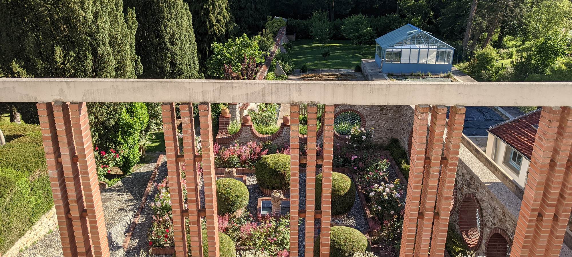 vue sur la roseraie le potager et la serre