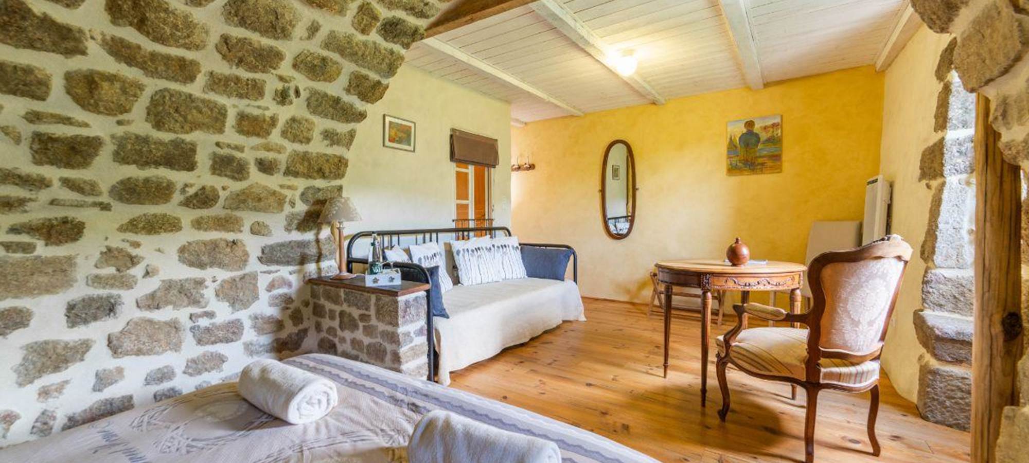 chambre-ocre-et-sa-banquette