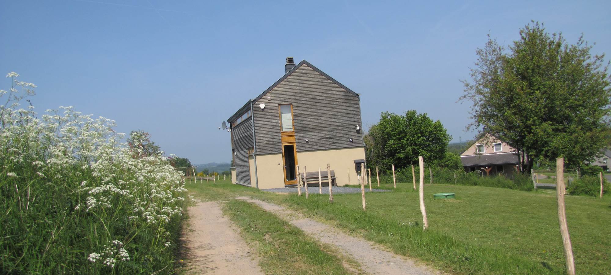 Maison façade et allée