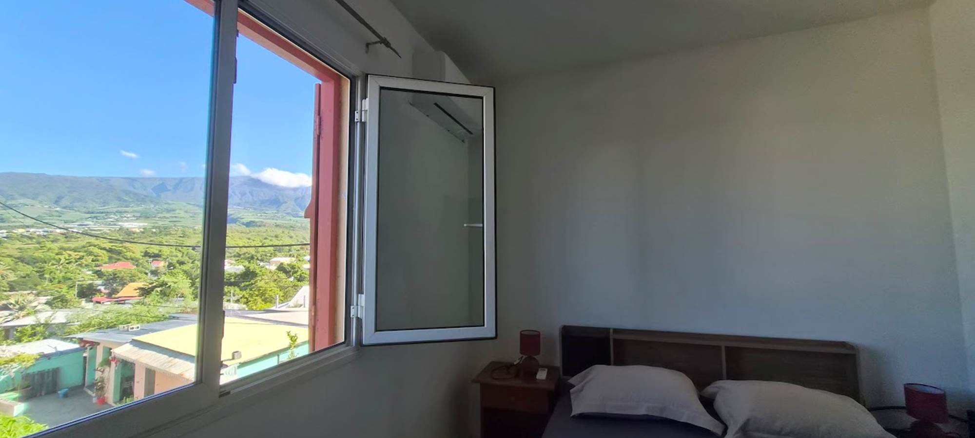 T2 Le frangipanier , chambre , climatiseur