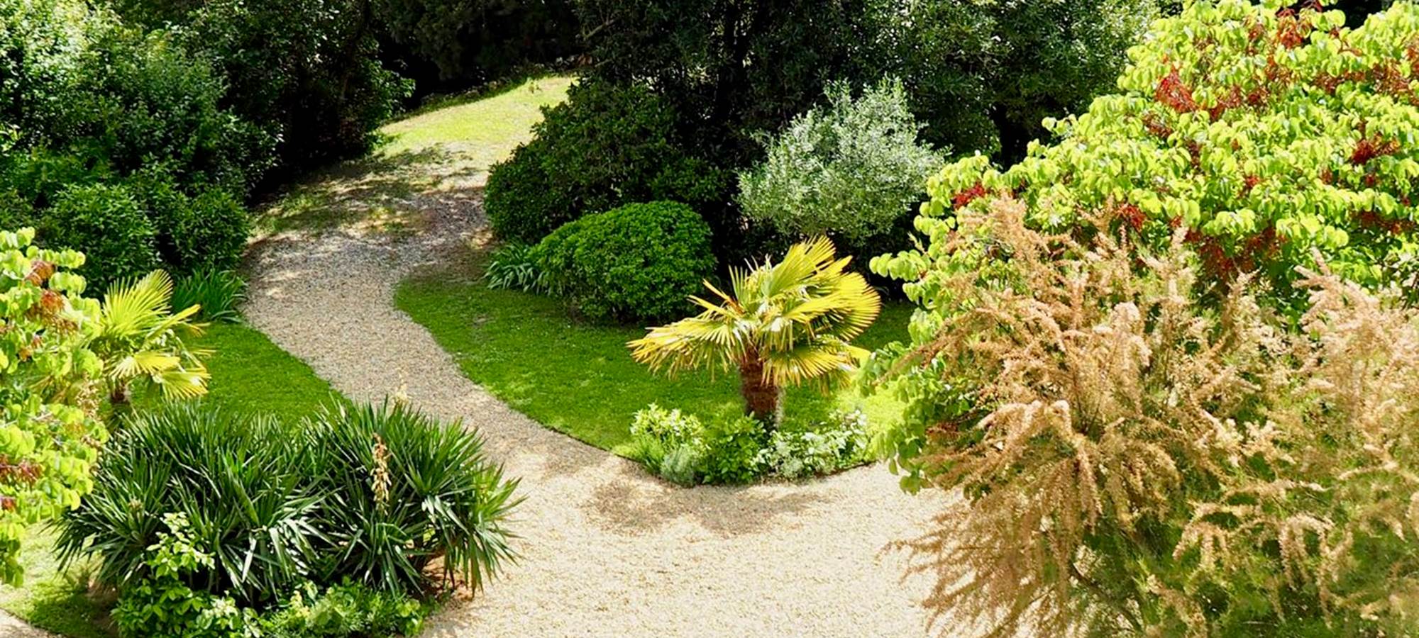 Le parc des chambres d'hôtes de charme la Rougeanne près de Carcassonne, Canal du Midi, Aude Pays Cathare, Guide Michelin
