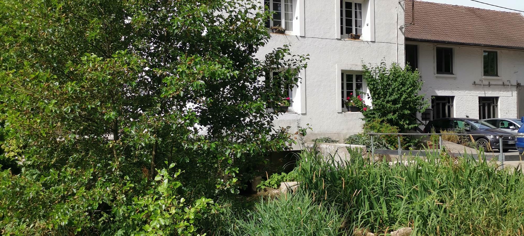 Le moulin, au bord de la rivière