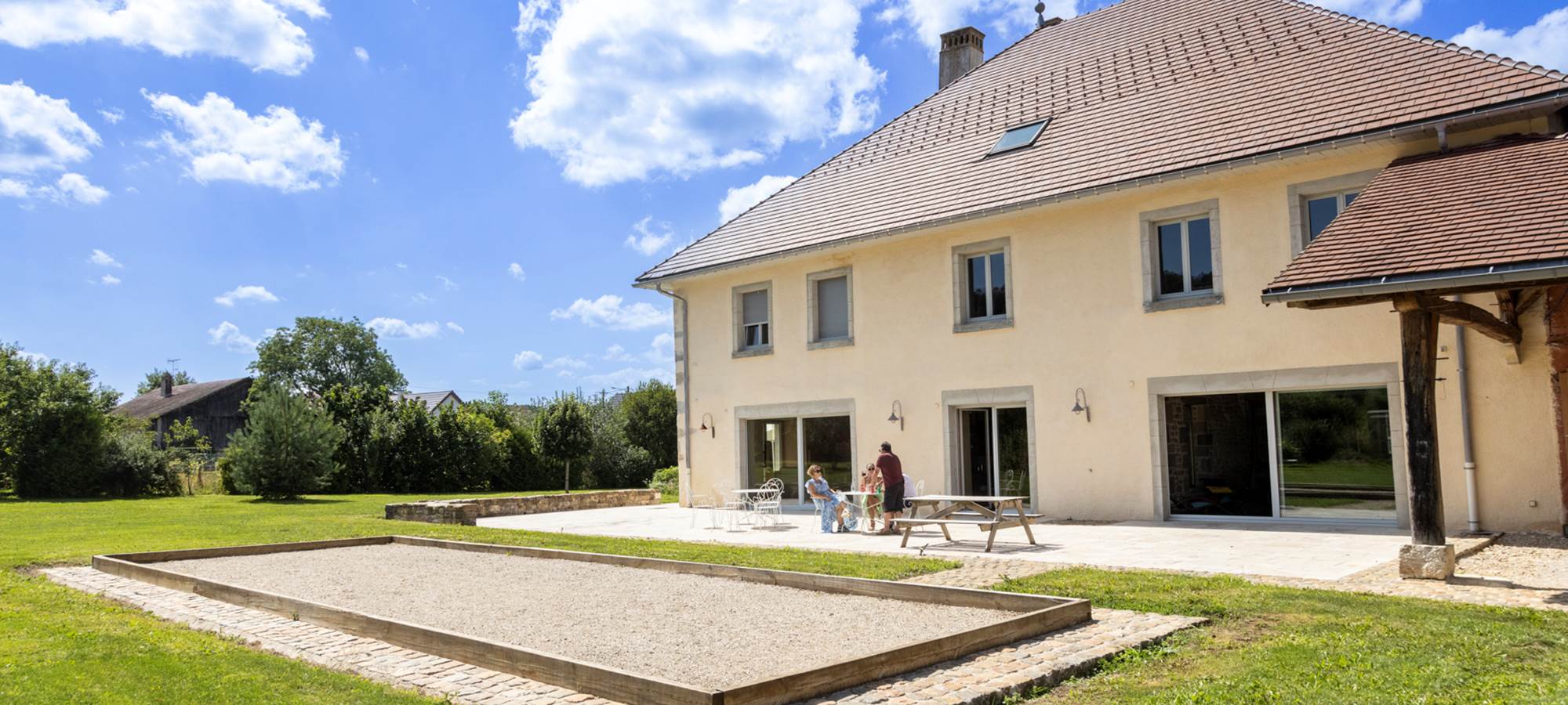 Détendez-vous sur notre terrasse après une partie de pétanque au Relais des Deux Tours