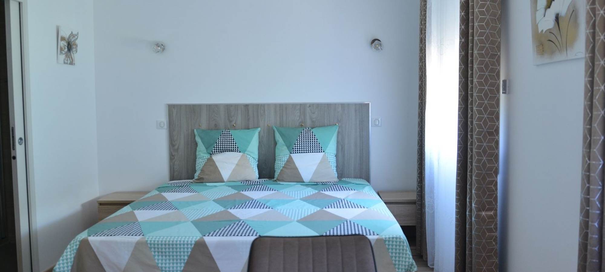 Chambre 2 du gîte Harmonie lit King size 1.80_2.00 petit coin salon et WC