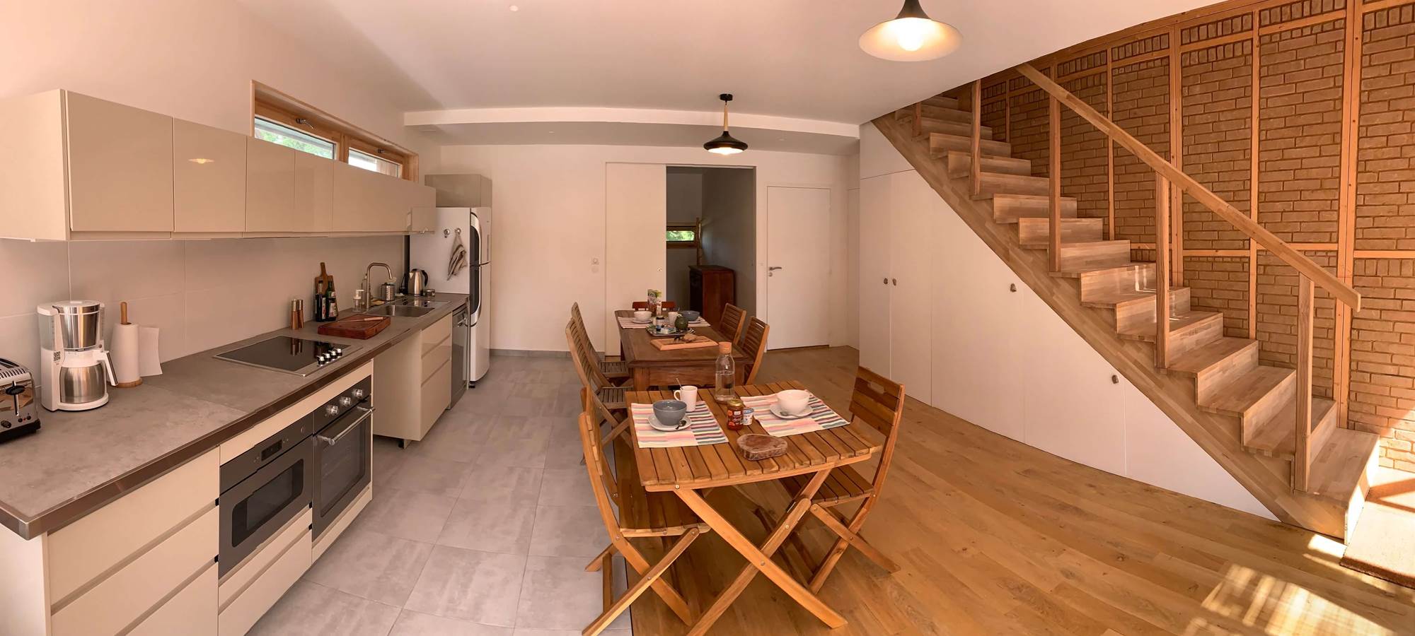 Une cuisine toute équipée et un espace de repas spacieux