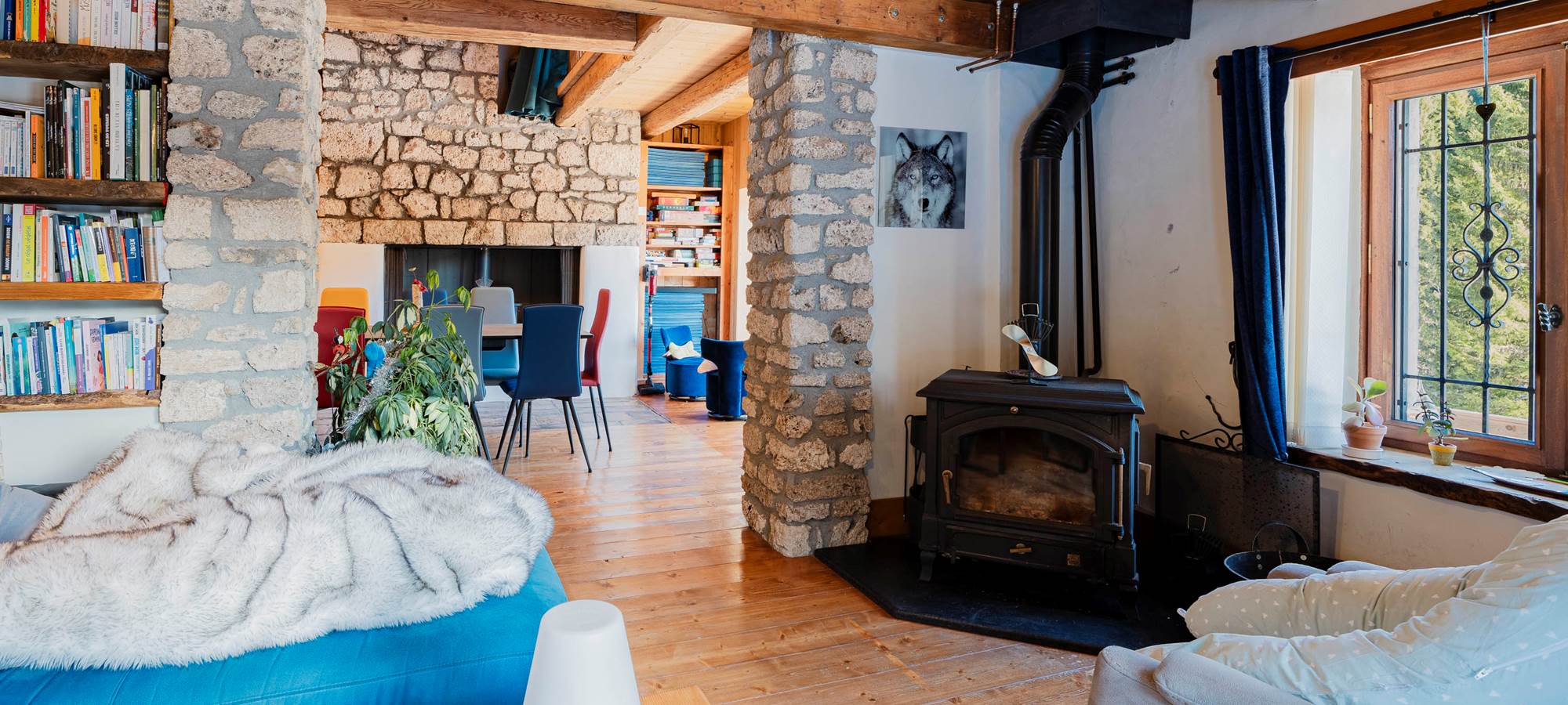 Votre petit salon avec son poêle à bois pour des soirées cocooning au coin du feu.
