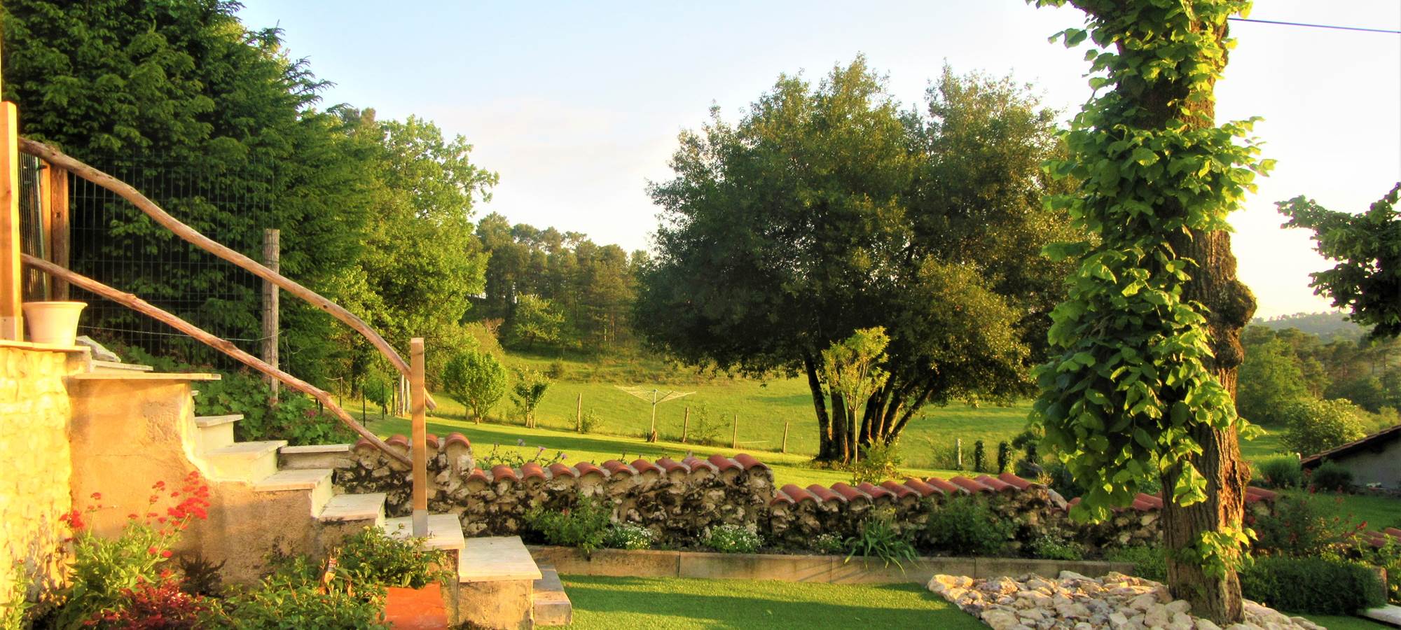 escaliers montant à l'espace piscine