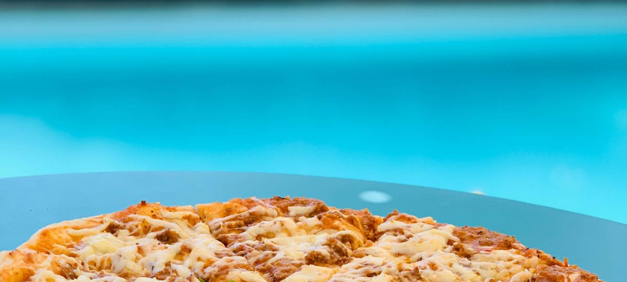 Pizza sur la piscine