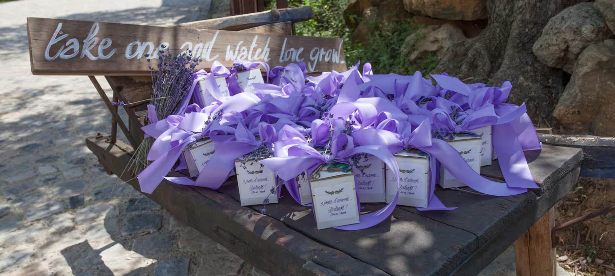 Verres de vin sur une table en bois lors d’une visite œnotouristique près de Béziers