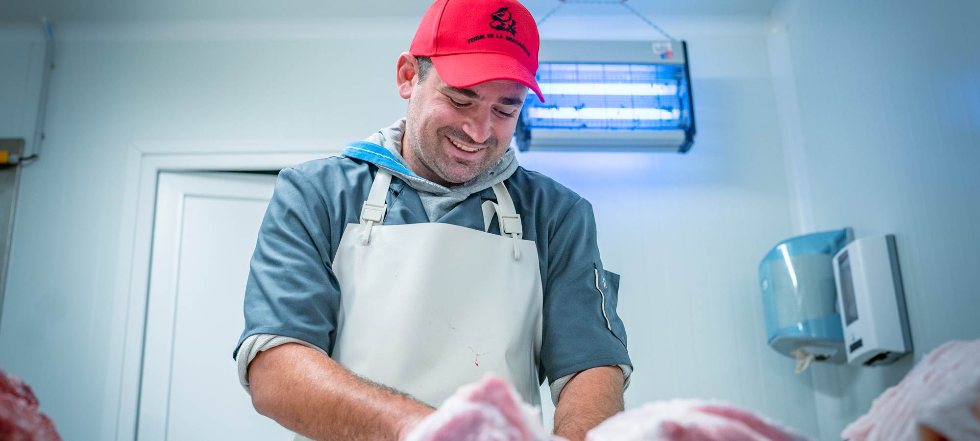 Toutes les semaines, Mathieu découpe les cochons dans notre point de vente à la ferme