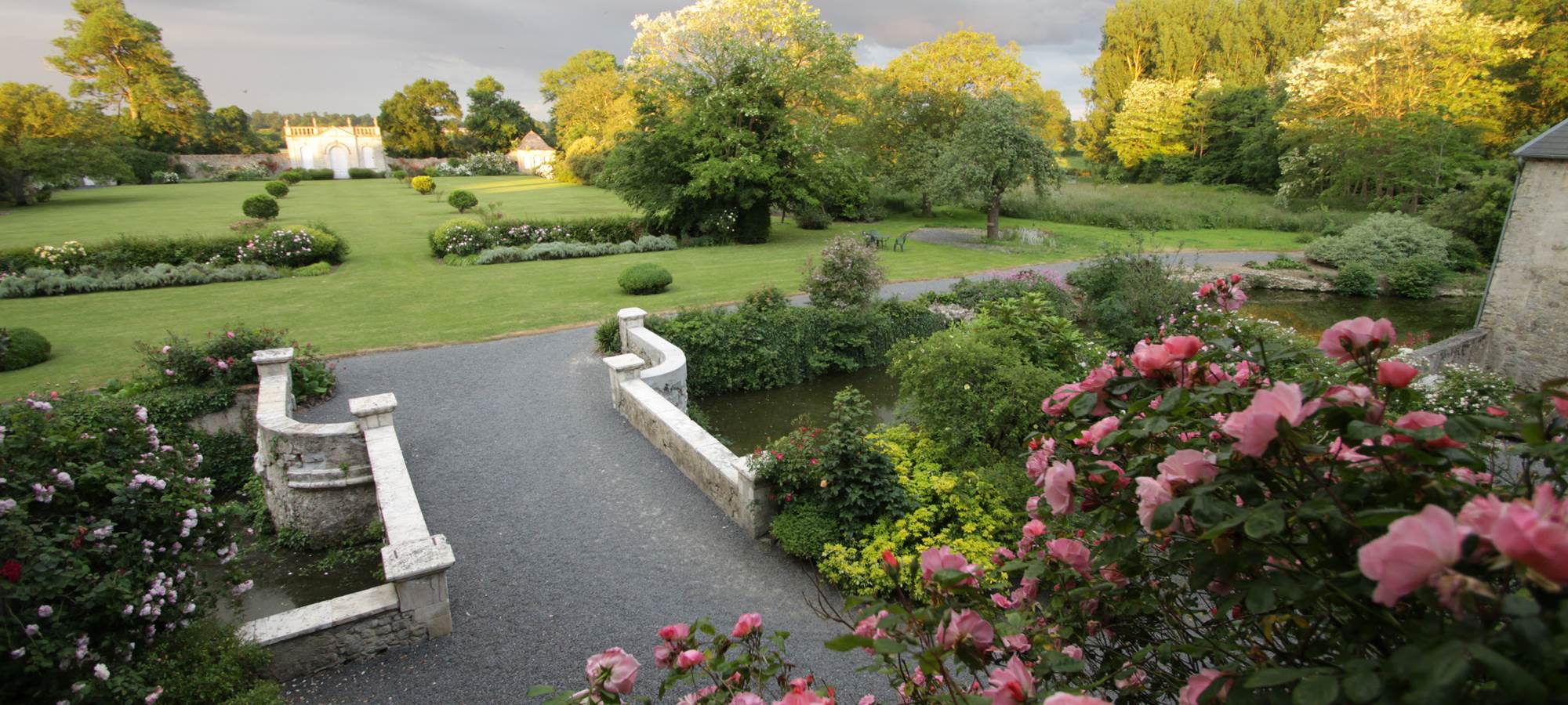 Pont sur les douves et jardin