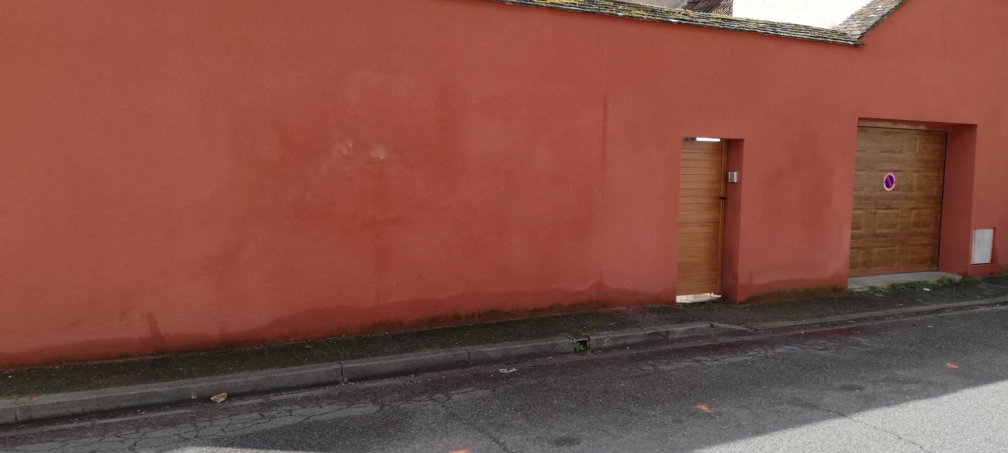 Entrée de la maison côté rue