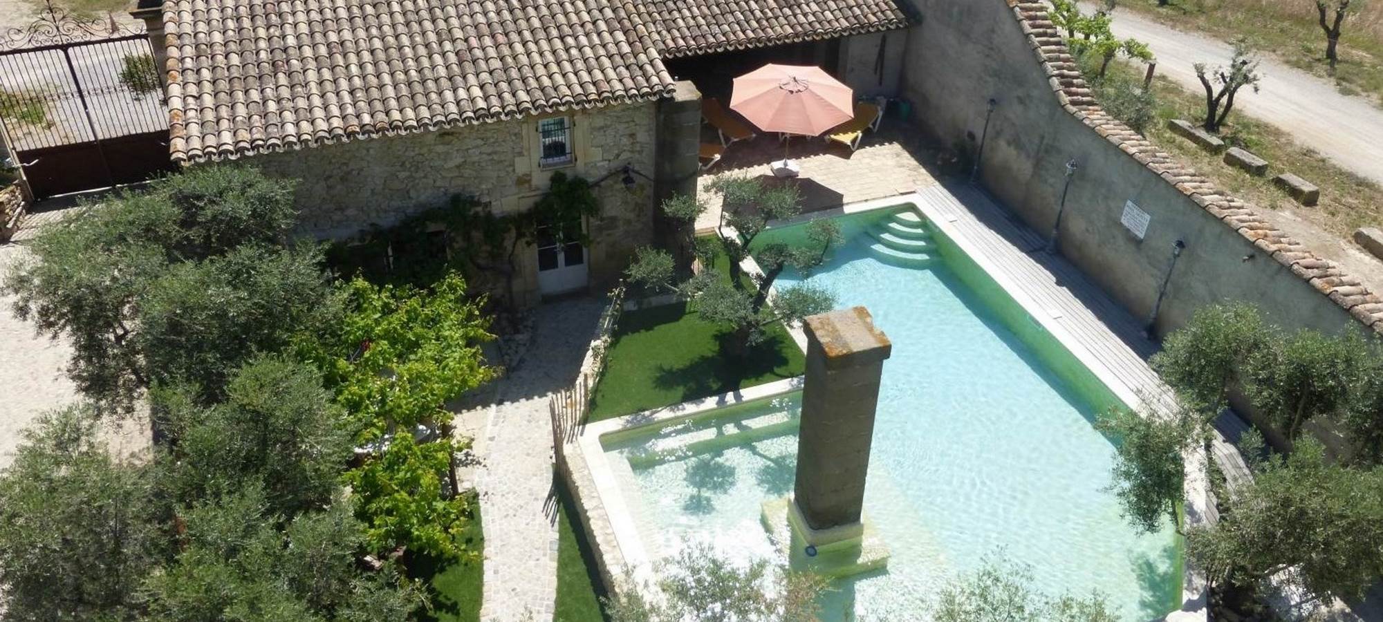 Piscine extérieure entourée de verdure dans un domaine viticole du sud de la France