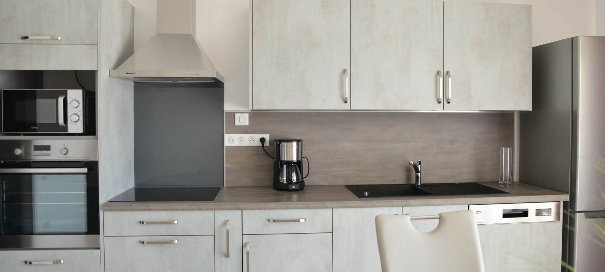 Cuisine toute équipée du gîte Harmonie Four Micro Onde Plaque à Induction Frigo congélateur Grille pain presse jus bouilloire