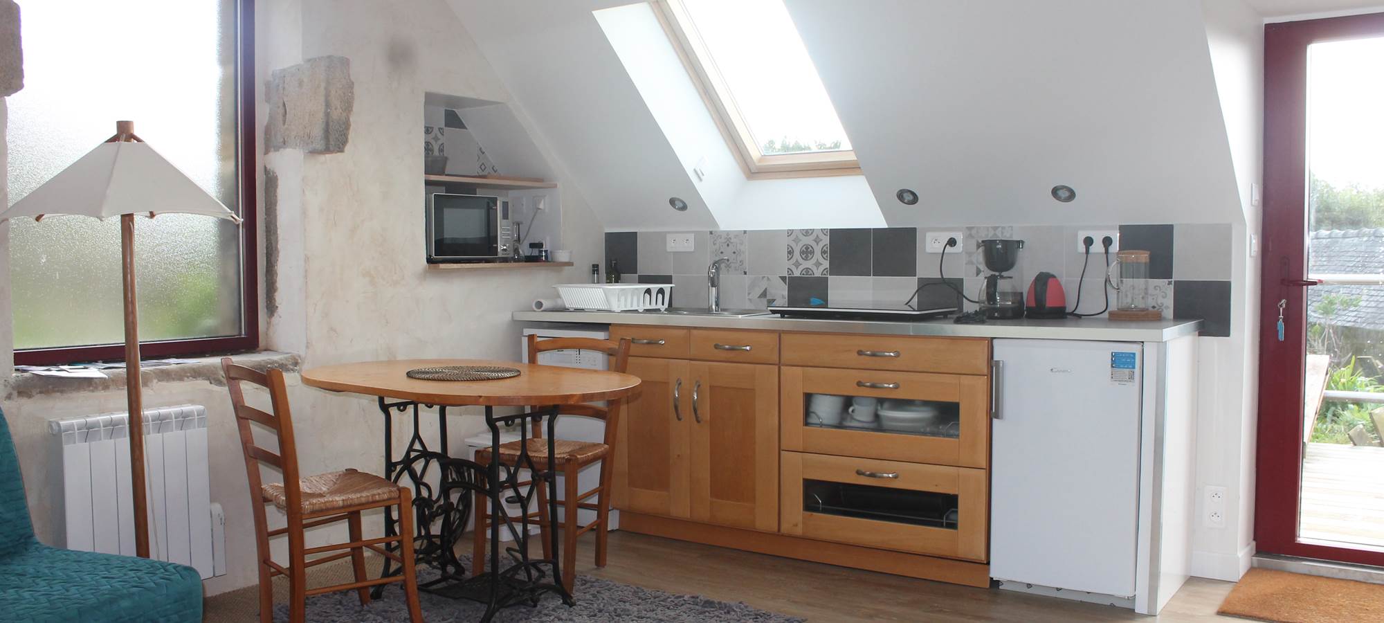 Gouelet-Ker "Ouessant" l'espace cuisine et la table aux repas 125 x 80