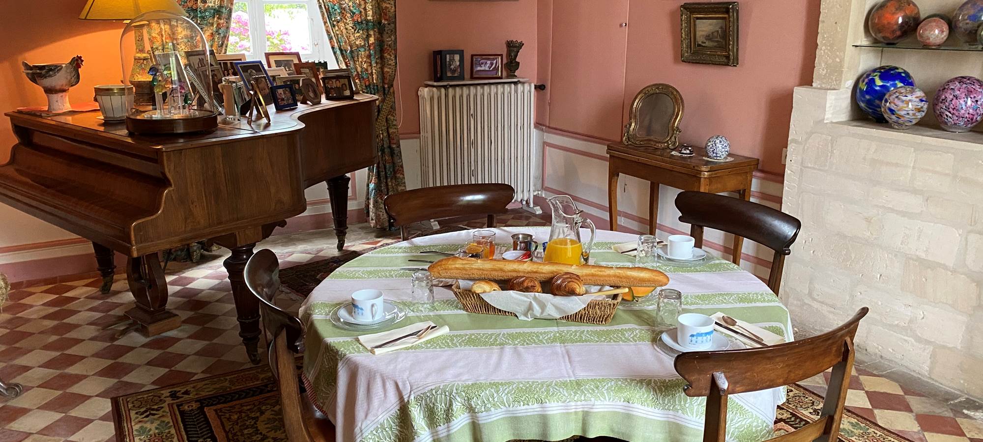 Petit déjeuner dans le salon de musique