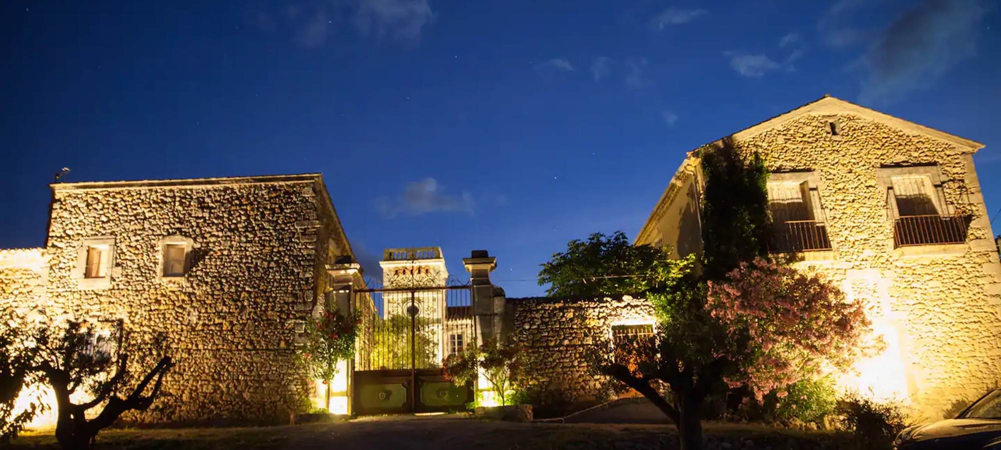 Espace détente avec transats, jardin et équipements de loisirs dans l’Hérault