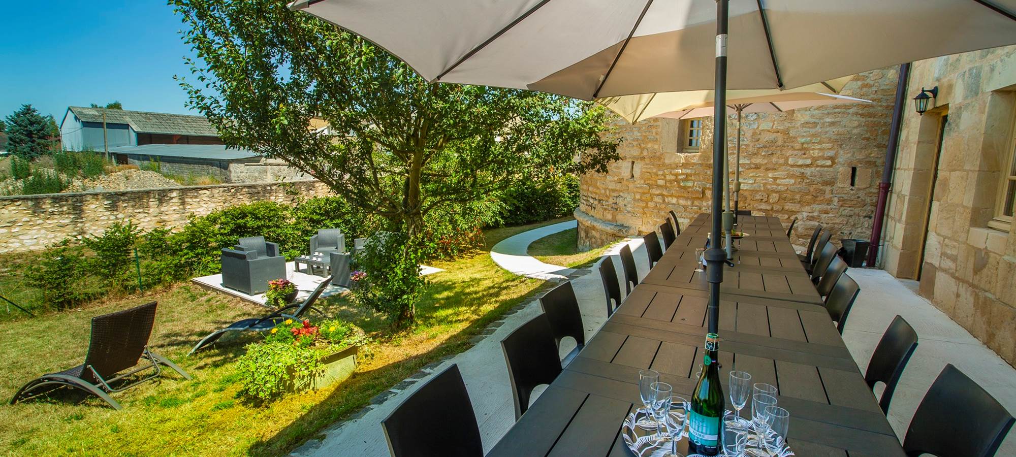 Jardin avec terrasse du gite de la tour de guet