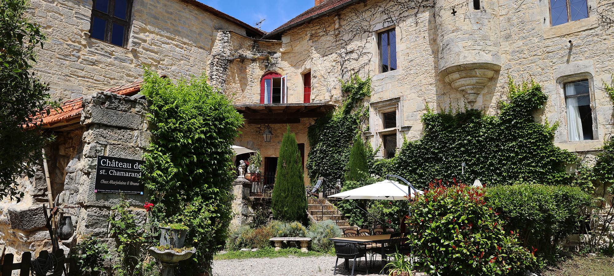 Château de Saint-Chamarand dans le Lot, hébergement de caractère pour groupes et séjours