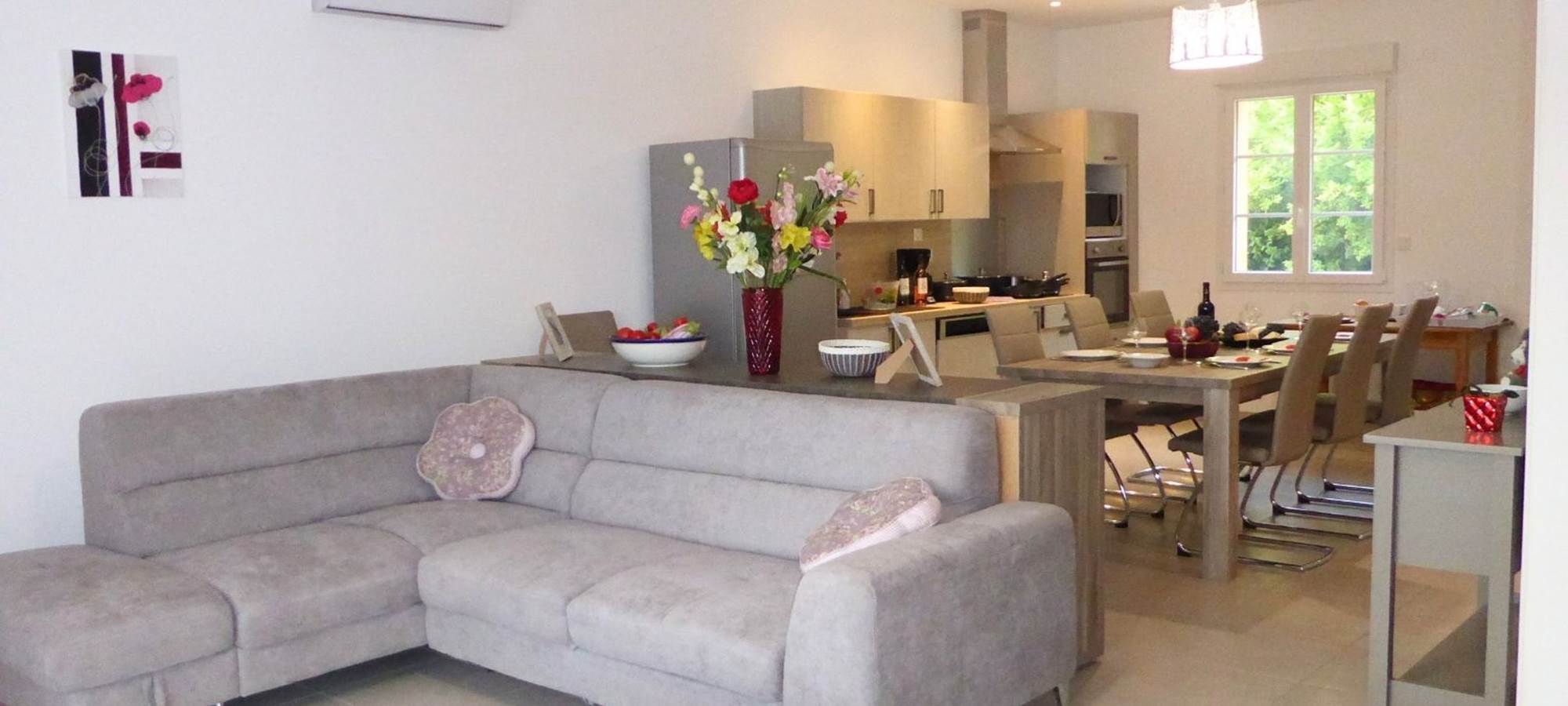 Cuisine Séjour du Gîte Artémisia fenêtre côté cours