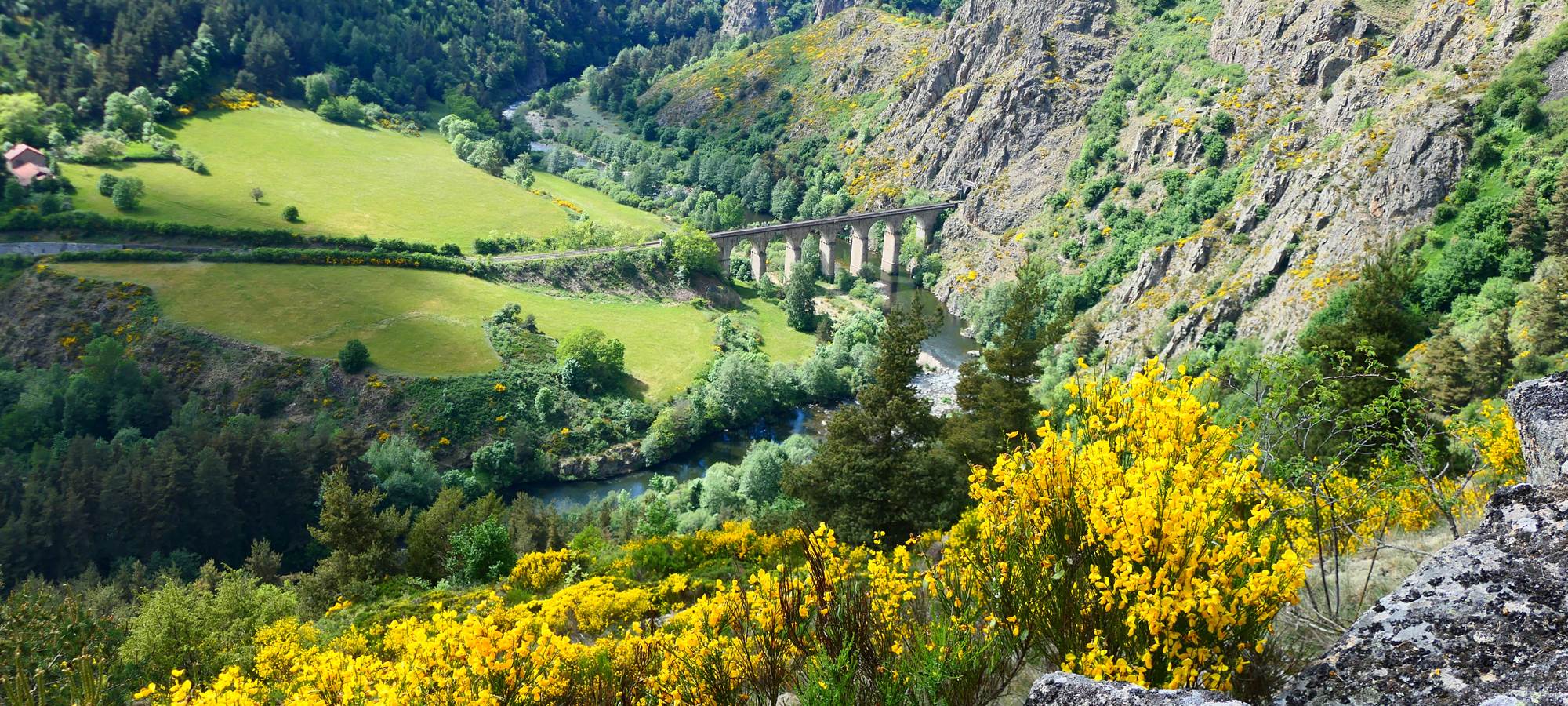 Vue sur l'Allier et la ligne de chemin de fer du Cévenol