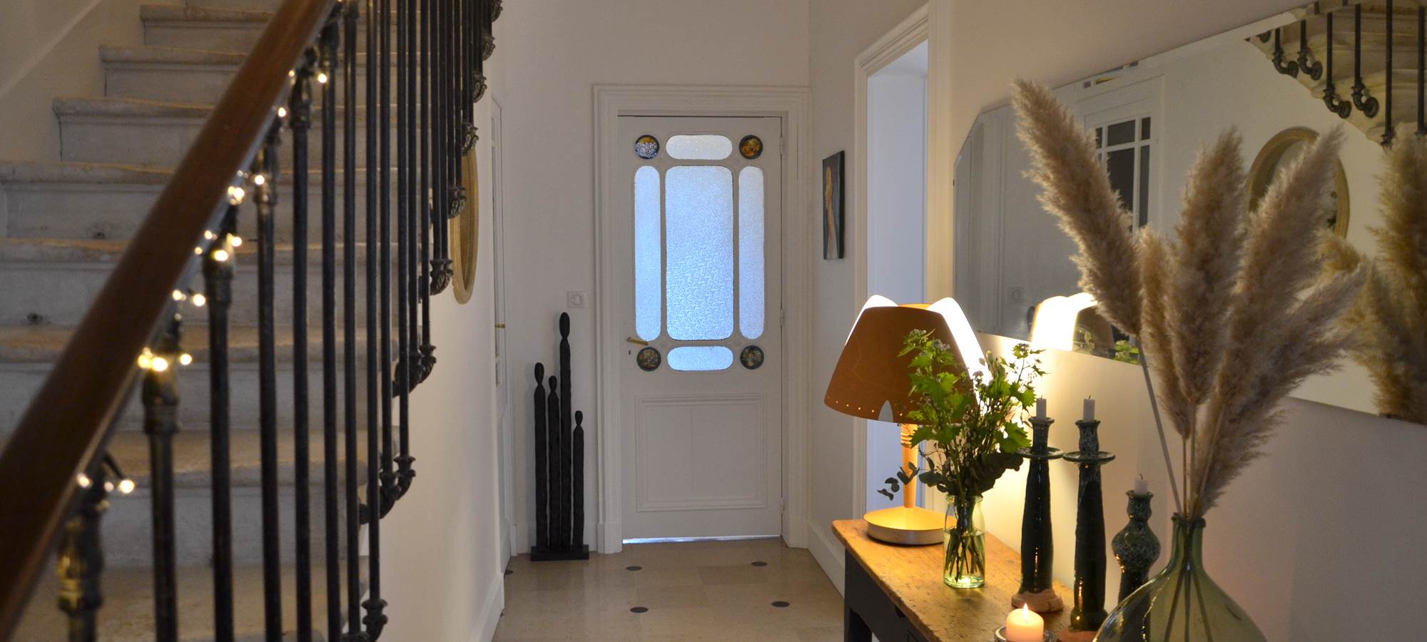 Entrée avec son bel escalier en pierre