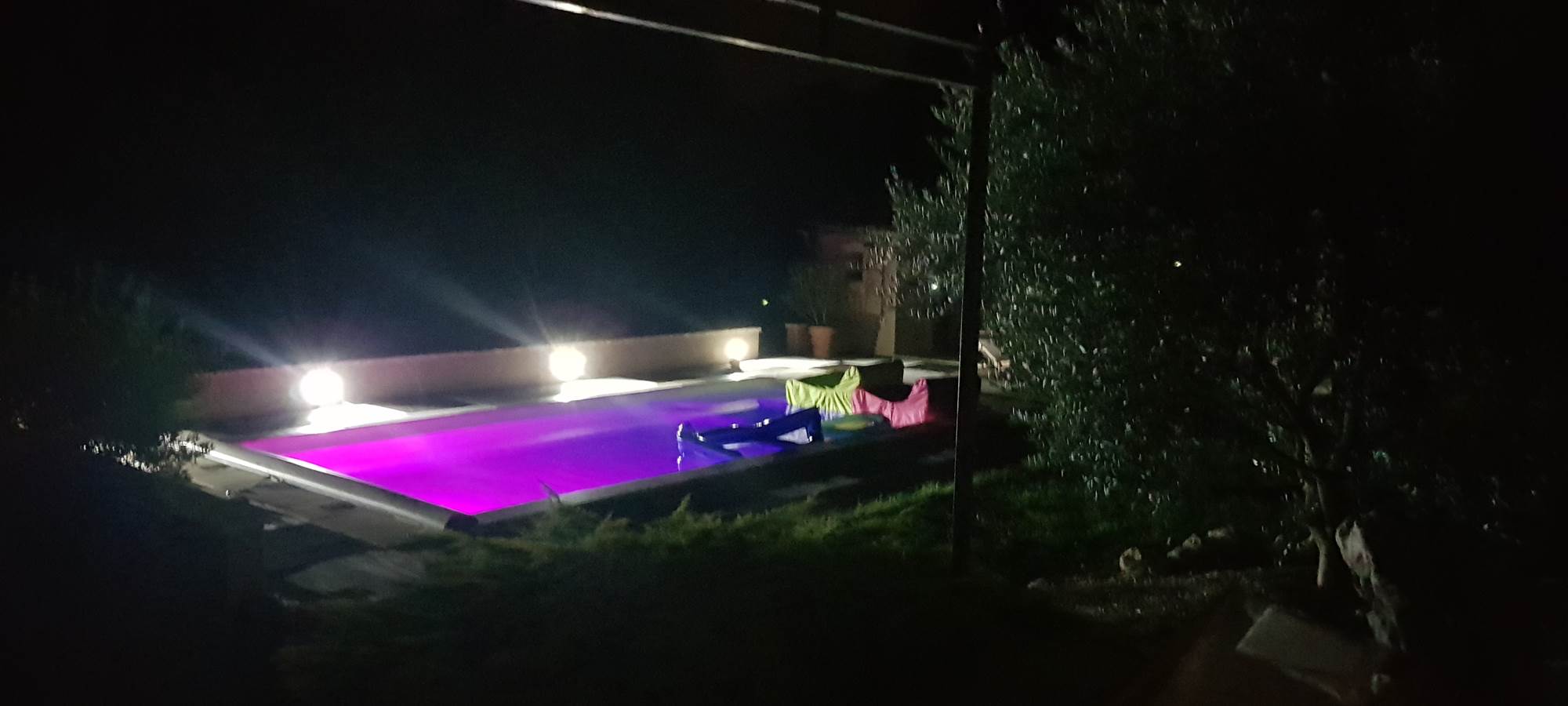 Piscine des gîtes Luberon Lub'heureux by night