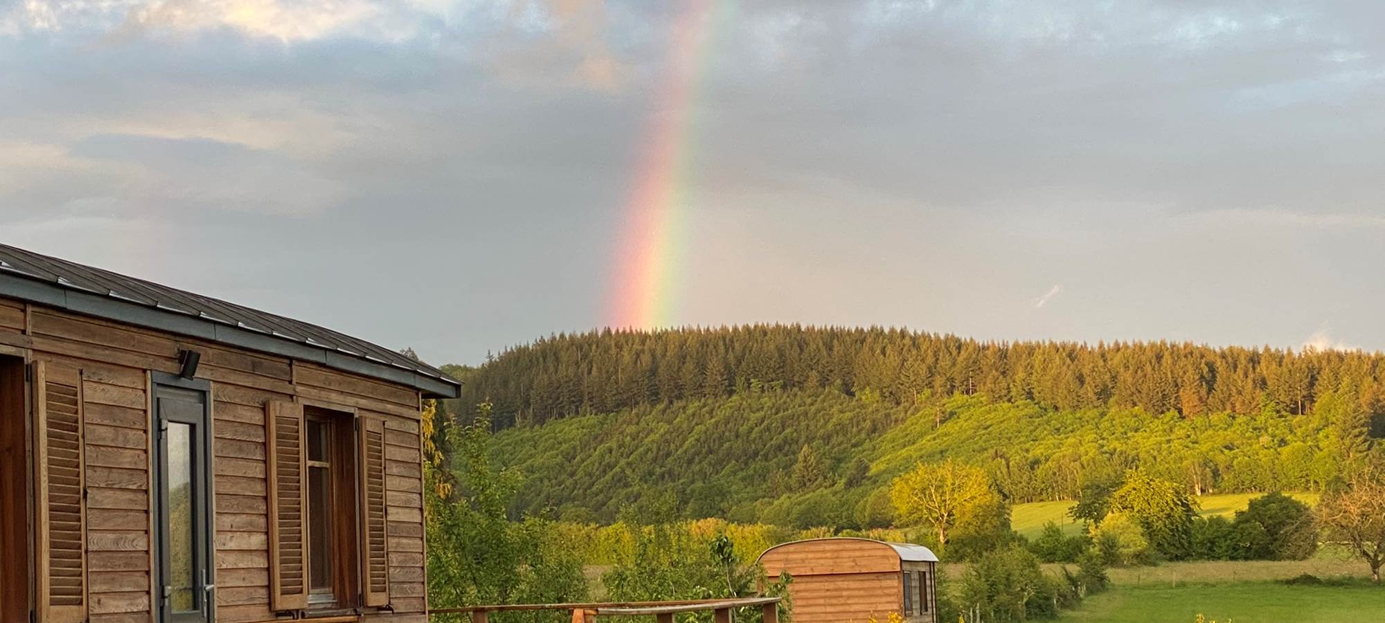 Les terres de la chouette et ses deux roulottes dans un paysage splendide