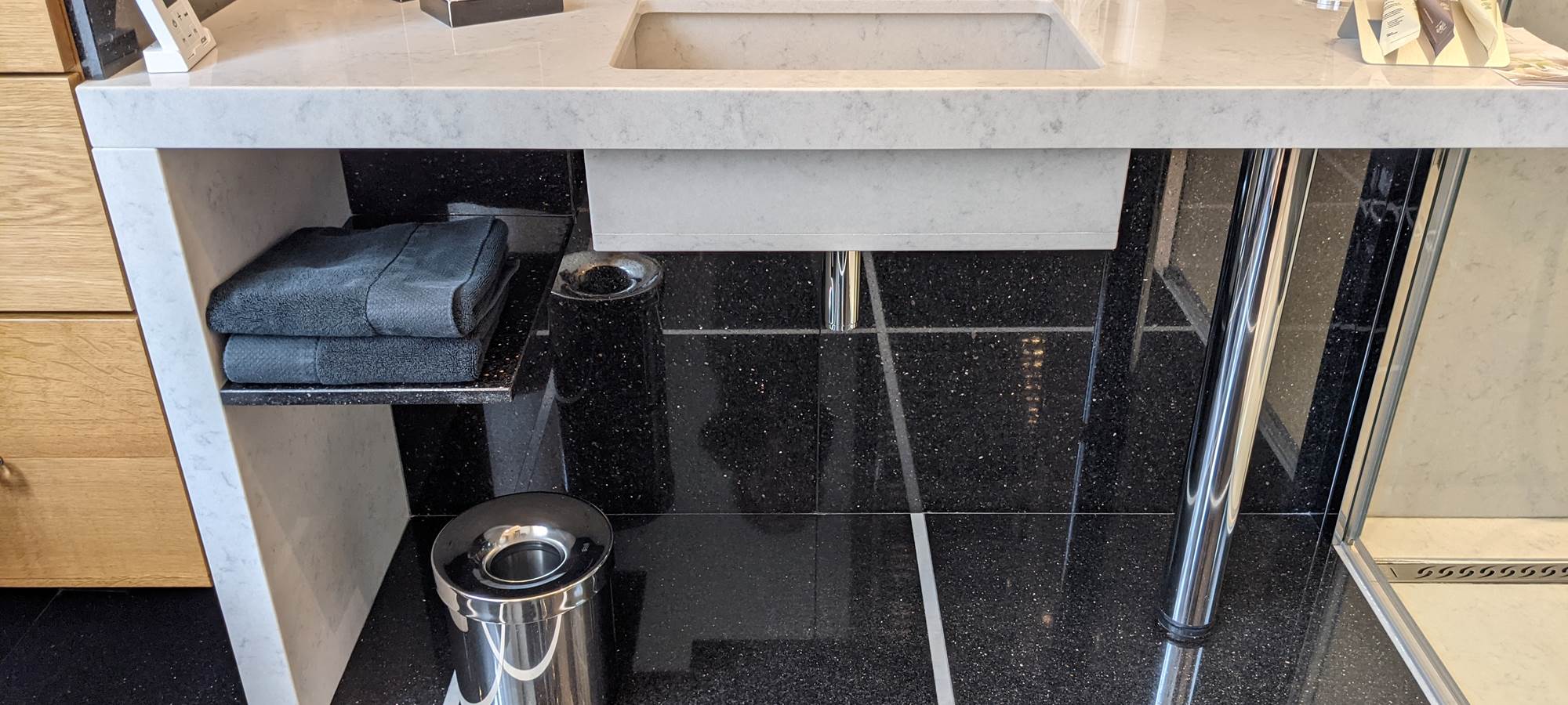 Détail lavabo marbre salle de douche Victor