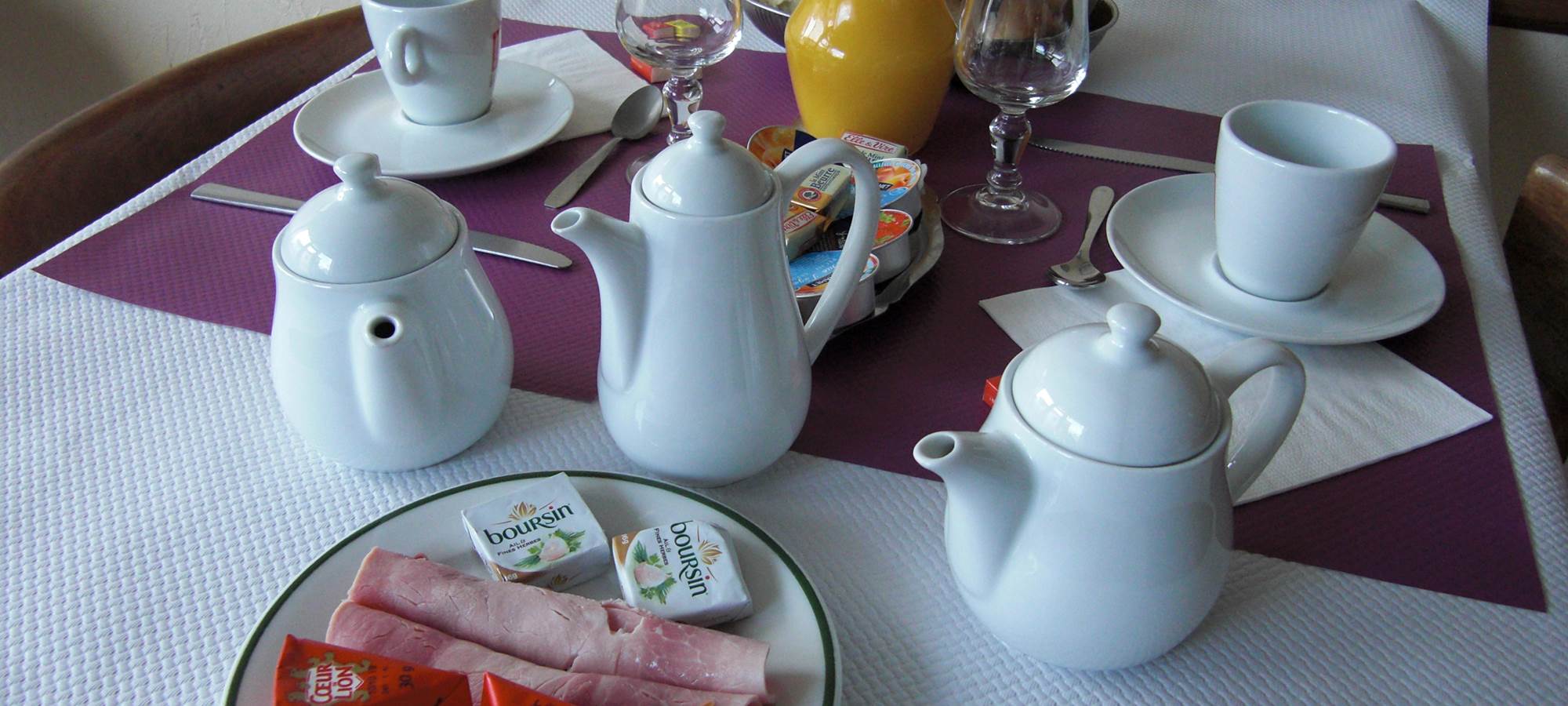 Petit déjeuner continentale, service en salle