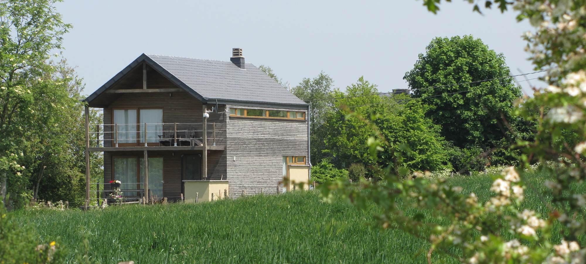 Maison arrière vue de loin du jardin