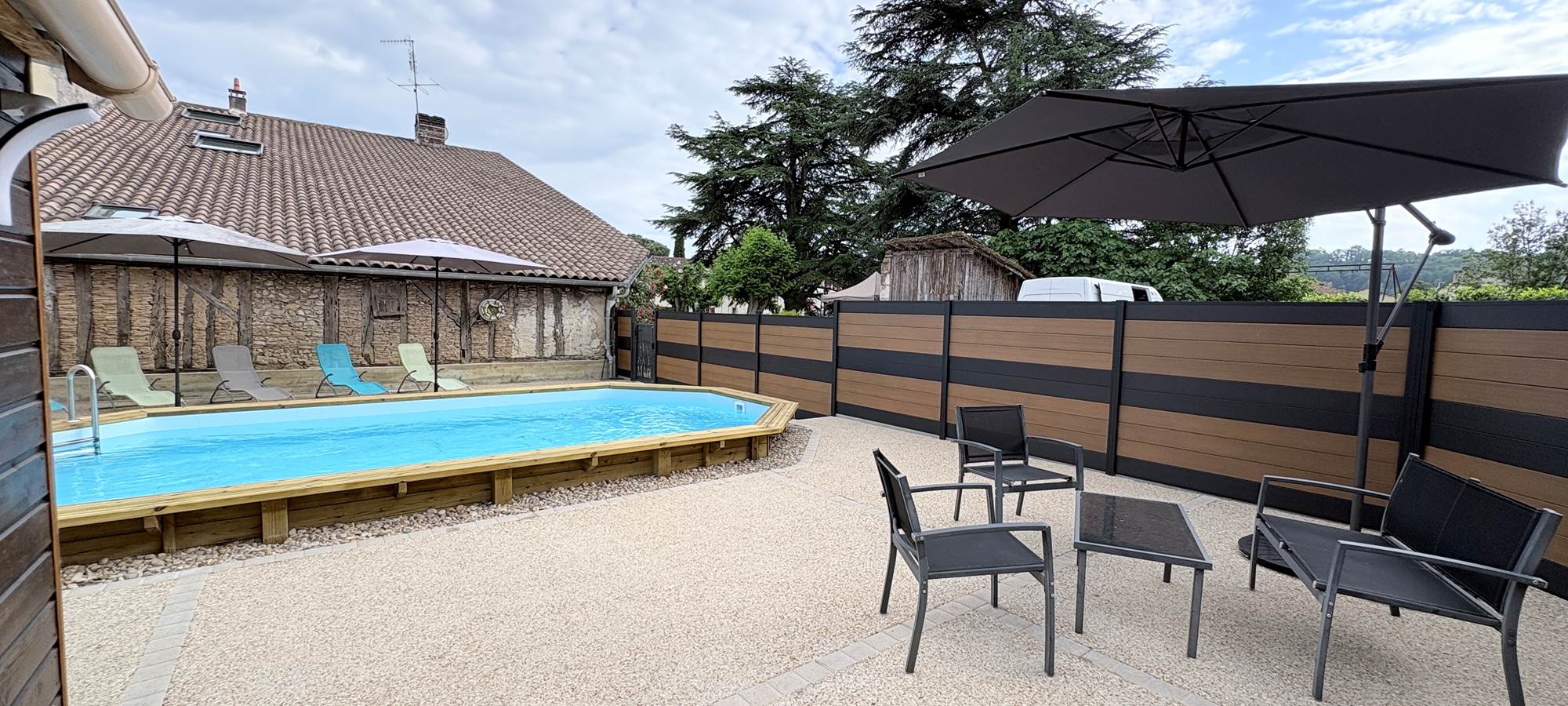 Piscine - transats - salon jardin - parasol