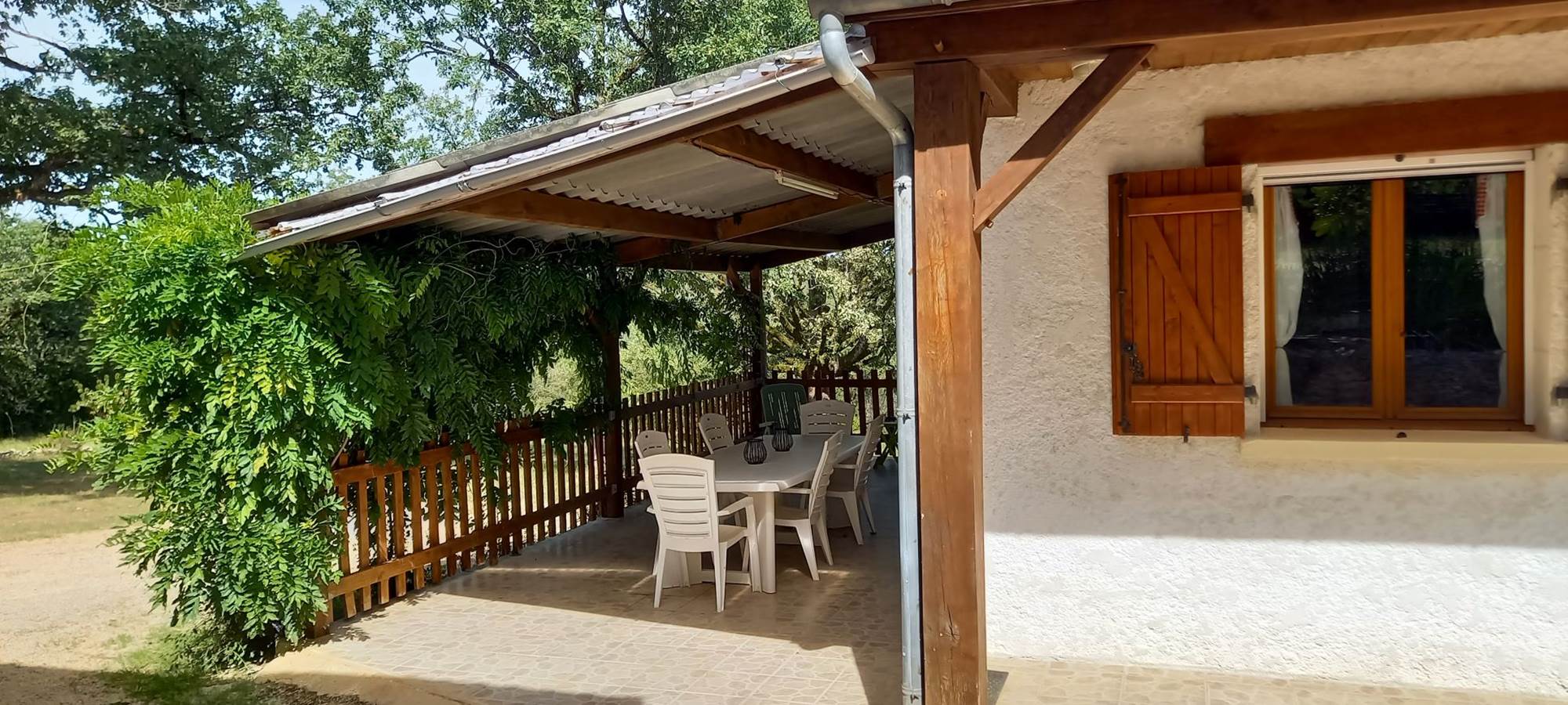 Le grande terrasse couverte ombragée