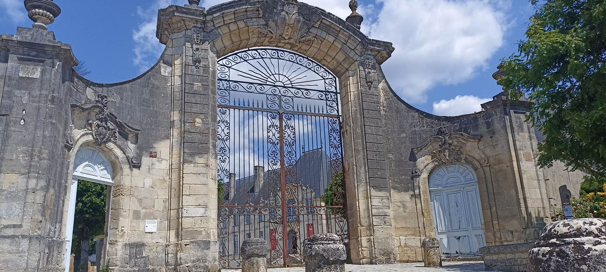 Halte jacquaire St Jean d'Y - Portail entrée grande cour ouest