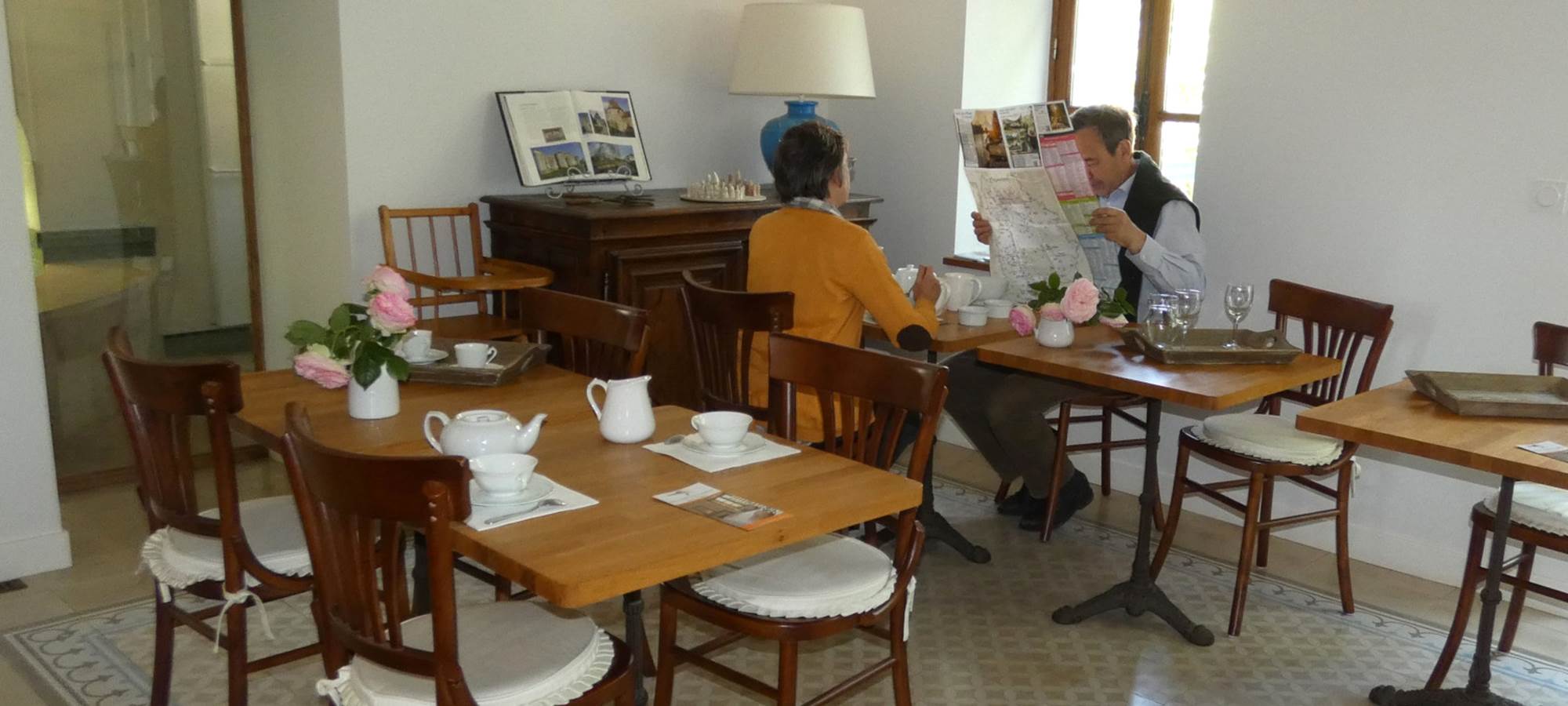 Préparation de l'excursion du matin, salle commune de l'auberge