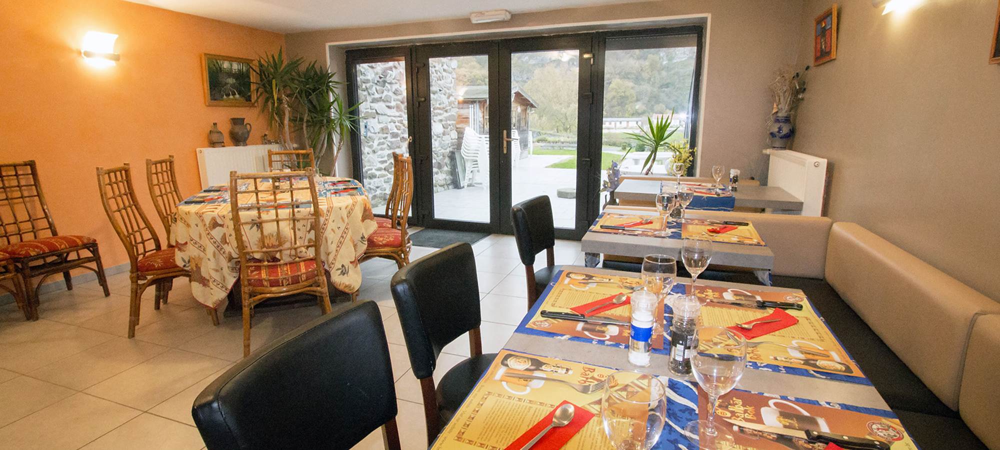 La salle de restaurant avec accès sur la terrasse
