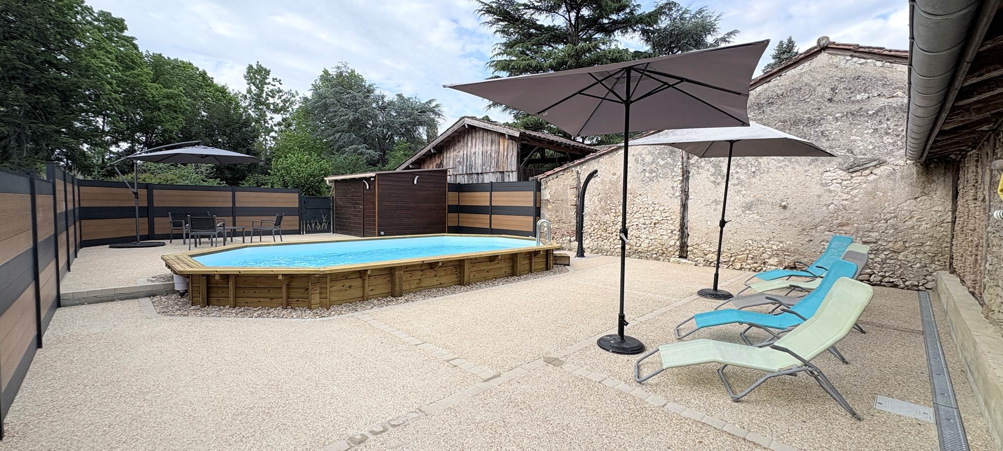 Piscine - transats - salon jardin - parasol