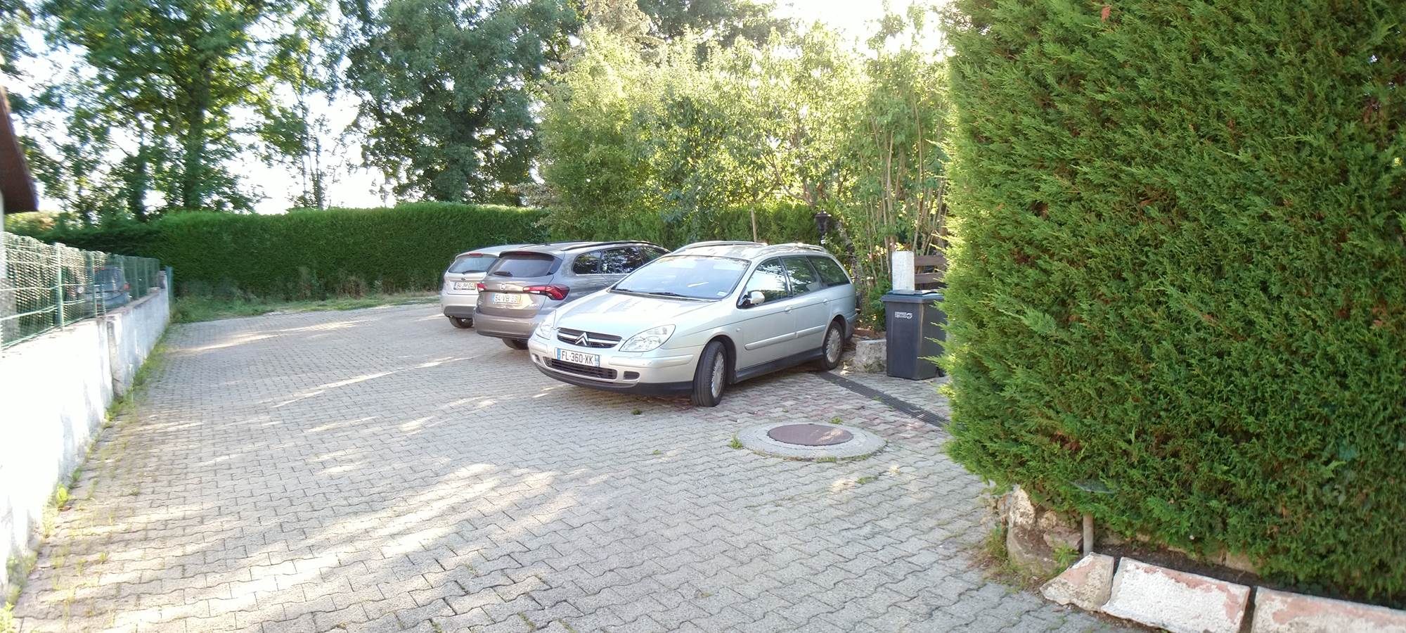 Grand-parking-les-gites-de-josefine-et-voltaire-ornex-ferney-voltaire-Genève-aéroport