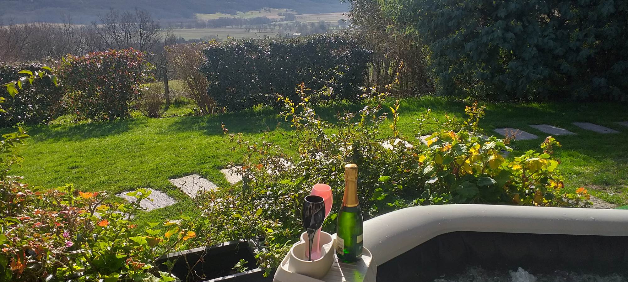 Espace bien être jaccuzzi face aux Pyrénées et Gers