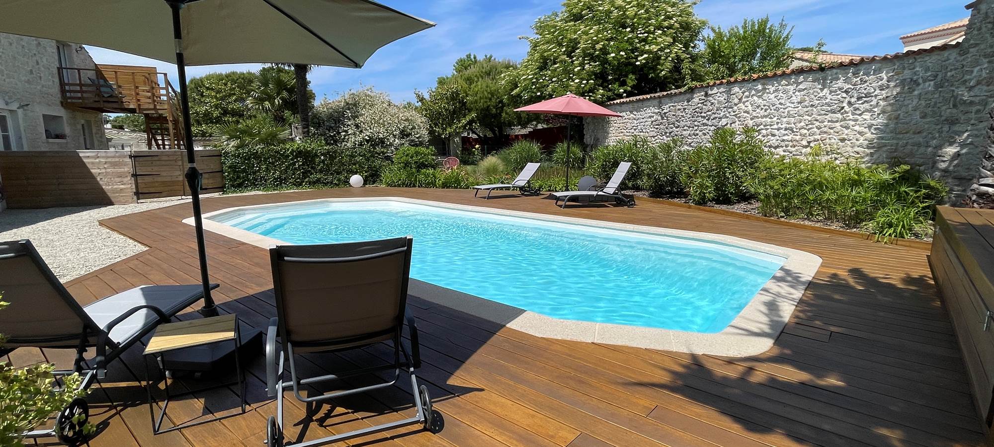 Vue piscine et terrasse La Suite