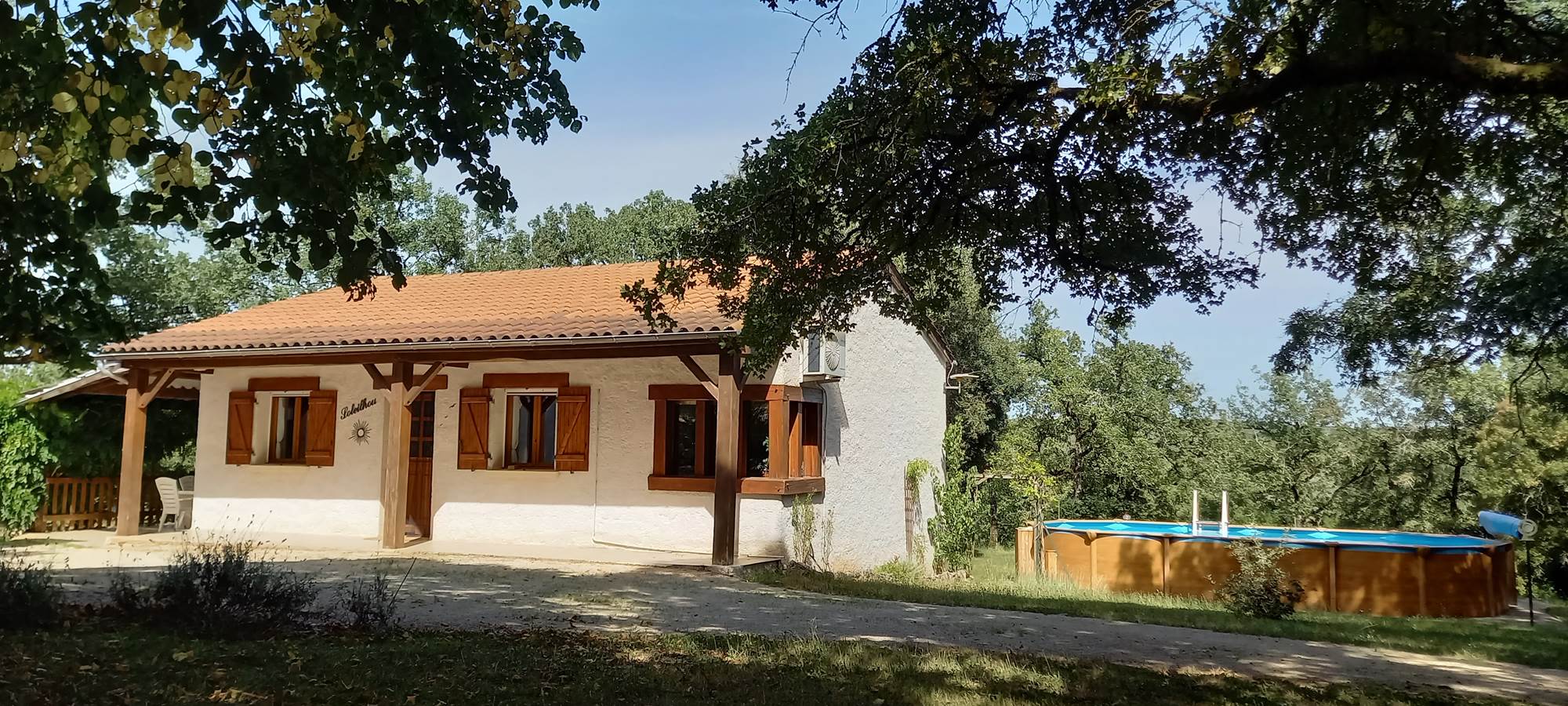 Vue générale du Gîte et de sa piscine