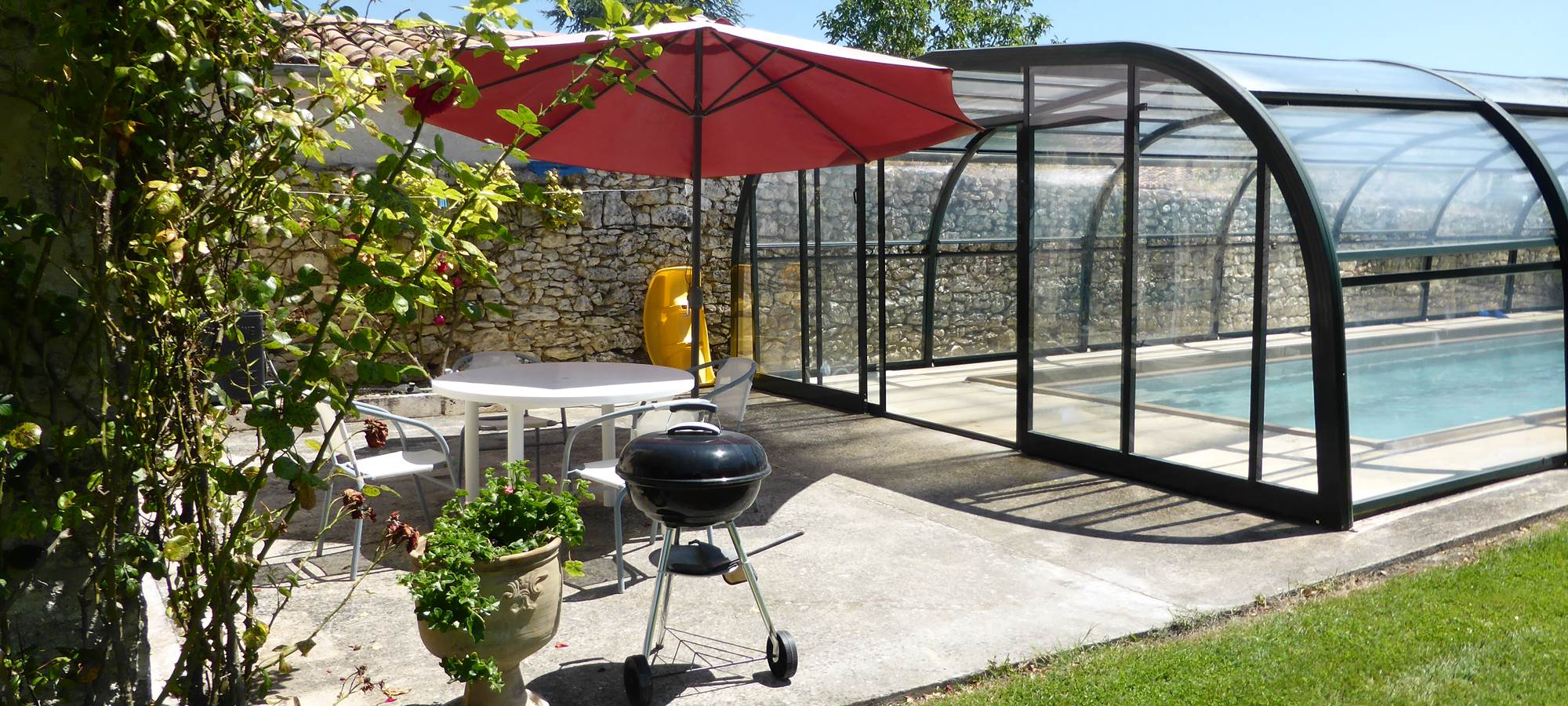 Saint Roch chambres d'hôtes terrasse entre séjour cuisine à partager et piscine.jpg