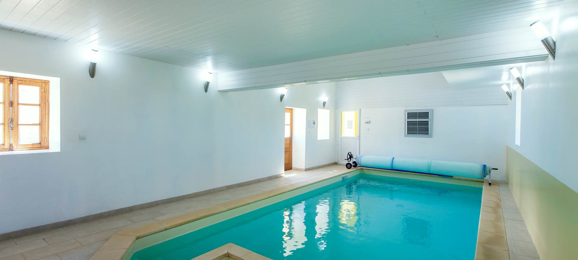 Piscine interieure Chauffee Tour de Guet Chateau de Charbogne