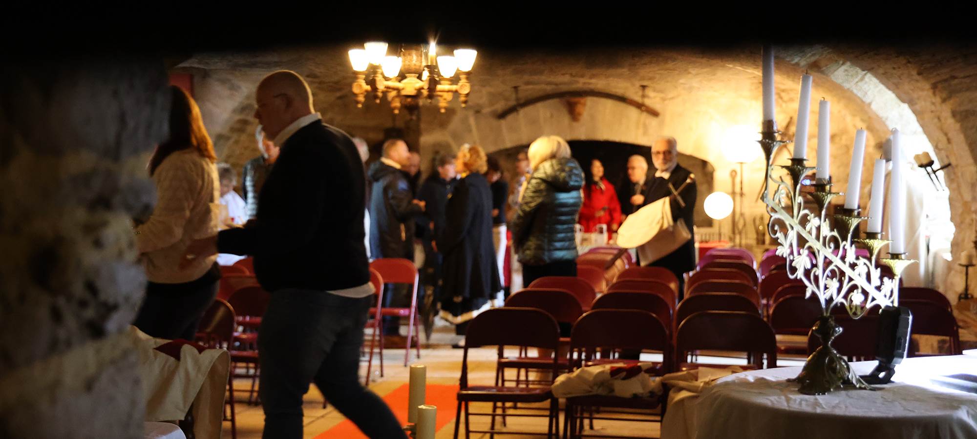 Salle voûtée en pierre du Château de Saint-Chamarand dans le Lot, idéale pour événements et séjours de groupe