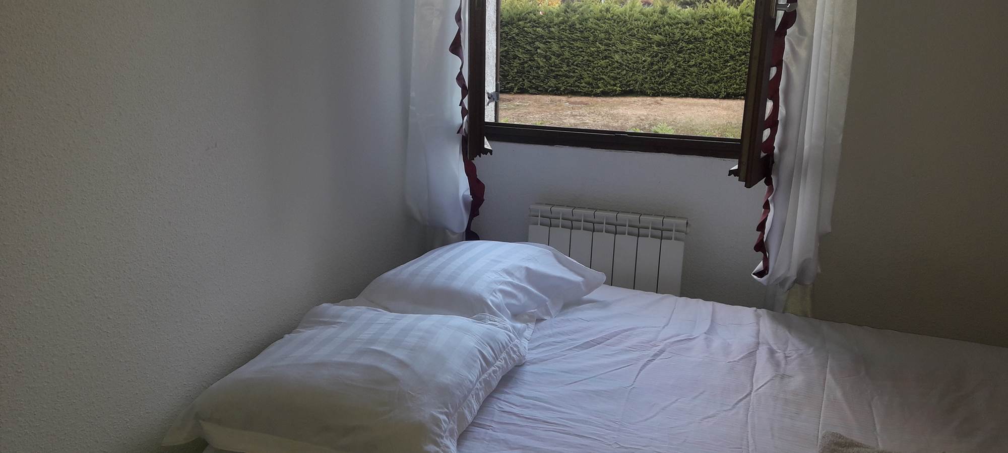 Belle chambre 2 personnes-Le Philosophe-Chambre Canella-Lit double- vue jardin-Les Gîtes de Josefine et Voltaire