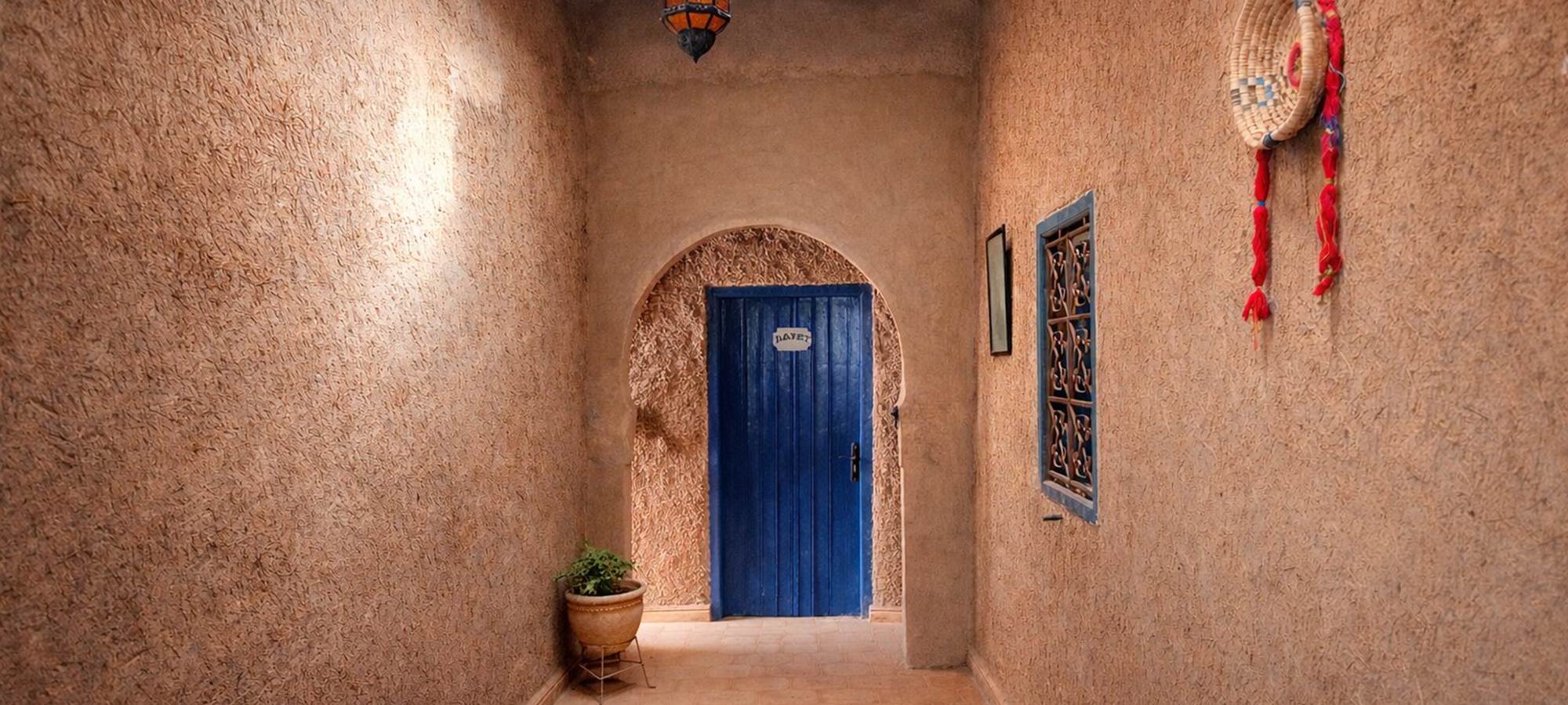 Le couloir desservant les chambres depuis le patio