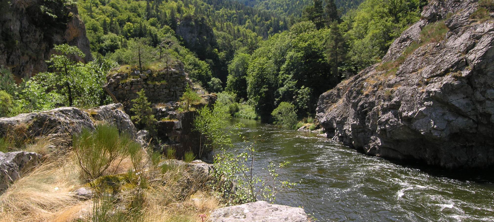 Le pont romain dans les gorges de l'Allier