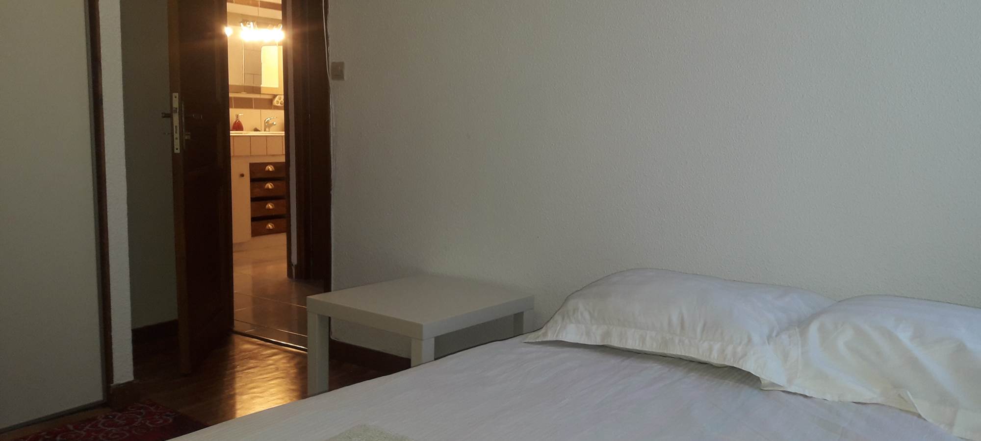 Belle chambre 2 personnes-Le Philosophe-Chambre Matilda-Lits simples- vue jardin-Les Gîtes de Josefine et Voltaire